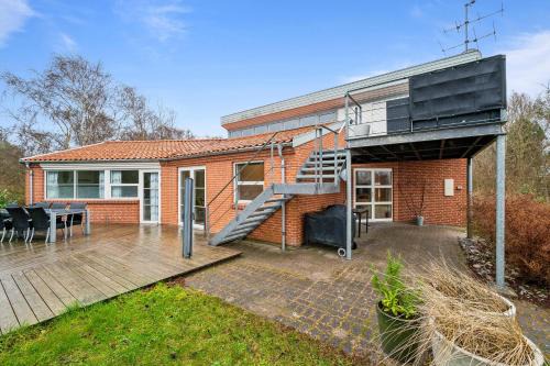 Øer Strand House | Spacious And Inviting Pool House With Spa, Sauna, Rooftop Terrace And Room For The Whole Family Just 300 Metres From The Water And Close To