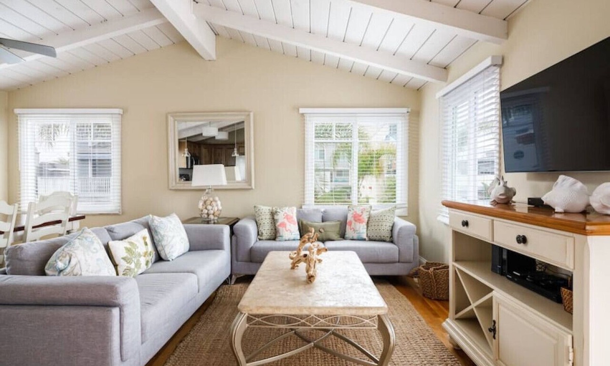 Mission Beach Villa | Spacious and lofty 3 bedroom with A/C & Extra Den!