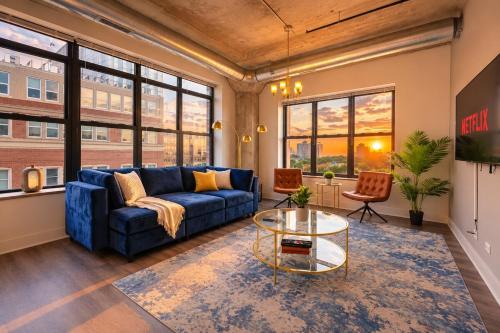 Near South Side Apartment | Spacious and Luxurious 3BR Near McCormick Place and Soldier Field with Optional Parking - Sleeps 10