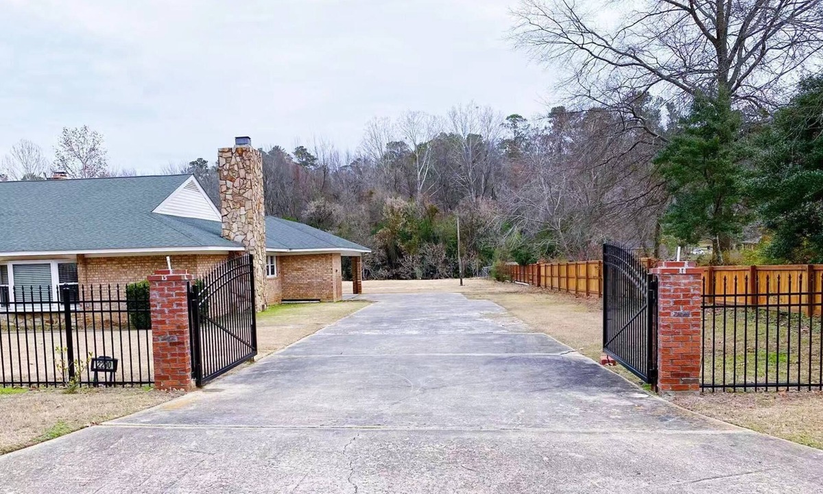 Summerville House | Spacious and Luxurious Home