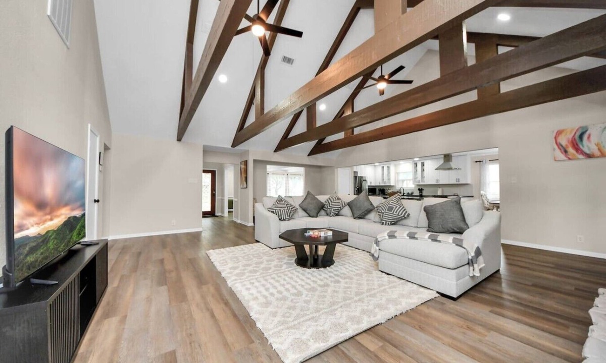 Spring Shadows House | Spacious and modern 5-bedroom house, game room, pool table and stylish bath