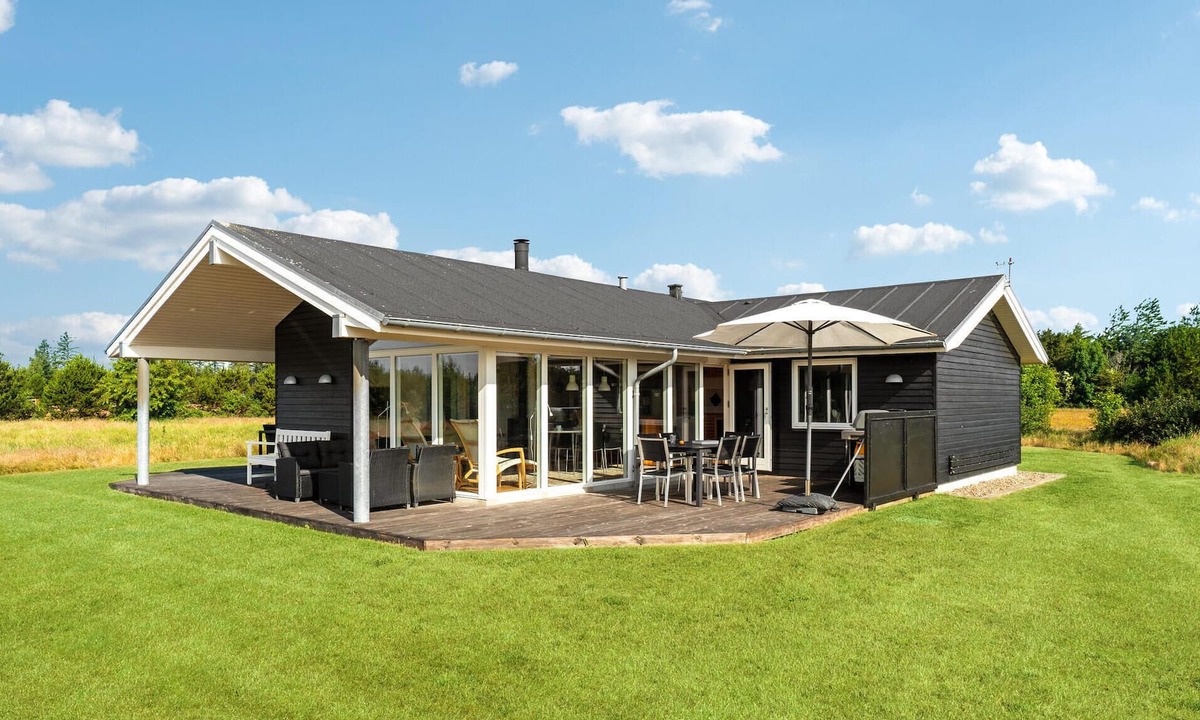 Nørklit House | Spacious and modern vacation home in a quiet location on a large plot between Jammer and Vigsø Bay.