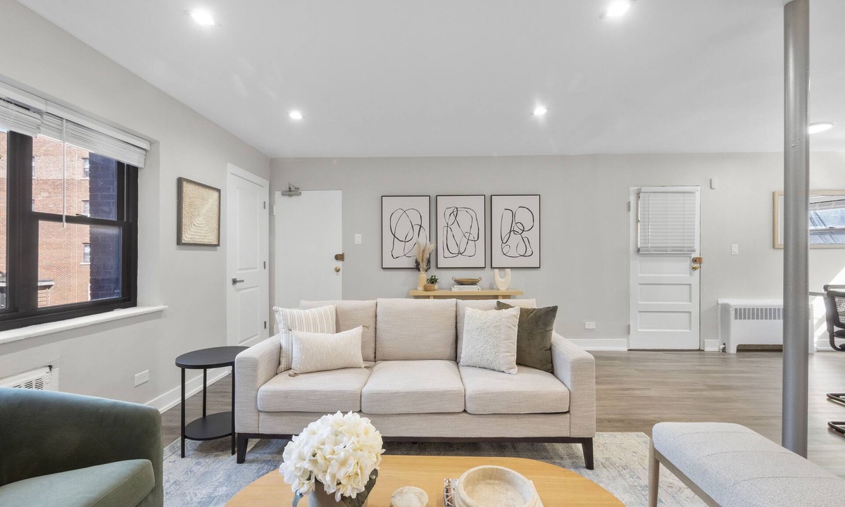 South Evanston Apartment | Spacious and Newly Renovated 1BR Next to the Beach