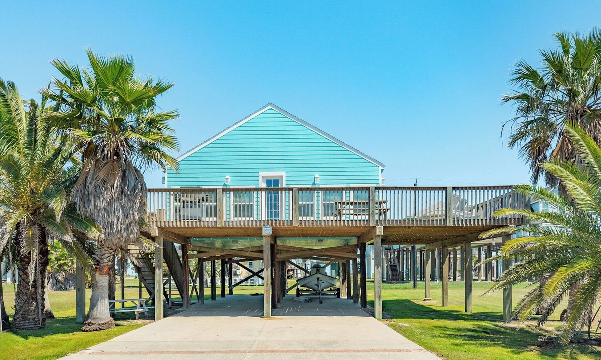 San Luis House | Spacious and Open Freshly Remodeled Beach House.