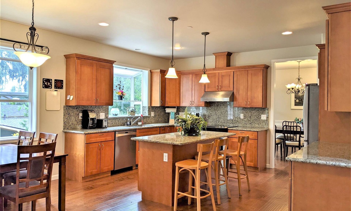 Kenmore House | Spacious and quiet 5 bedroom home