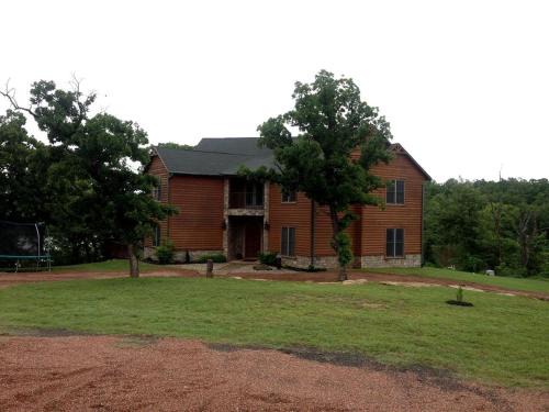 Seminole County House | Spacious and Secluded Luxury Rental Overlooking a Glittering Private Lake in Konawa, Oklahoma