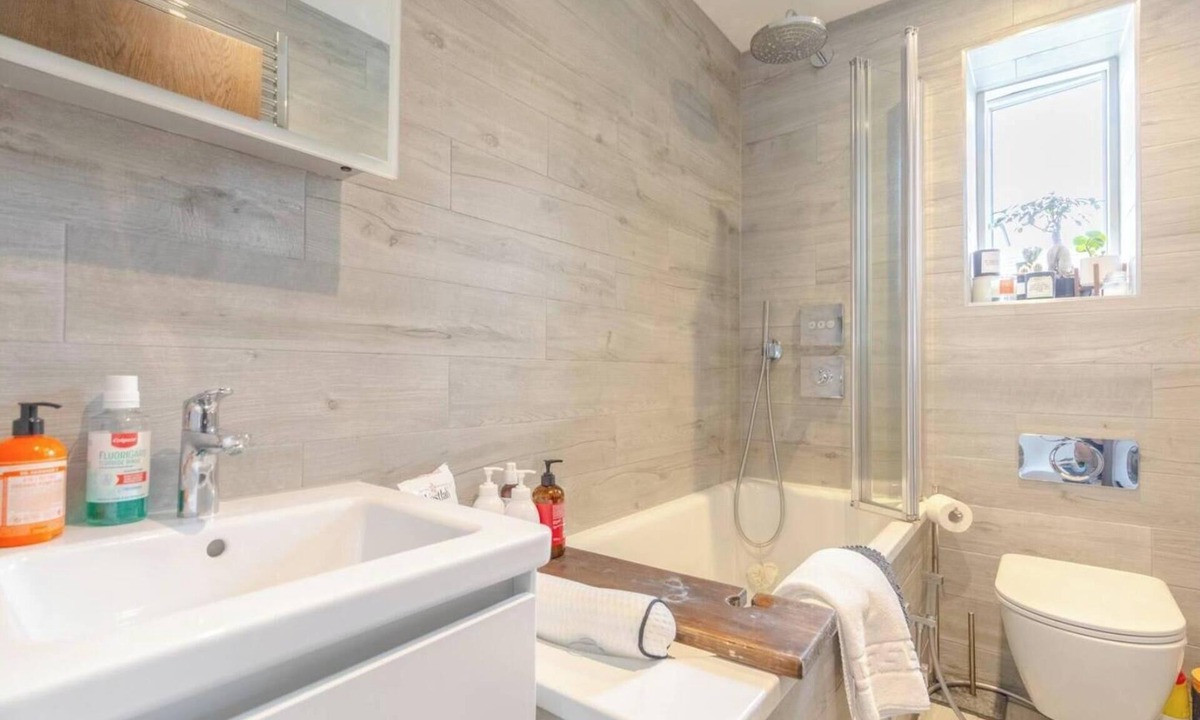 Shaftesbury Apartment | Spacious and Stylishly Designed 2BD Flat, Clapham