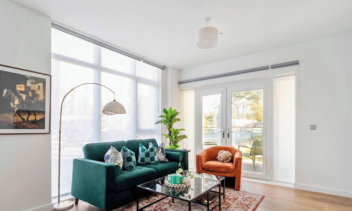 Walton-on-Thames Apartment | Spacious Apartment, Balcony, WiFi, Free Parking