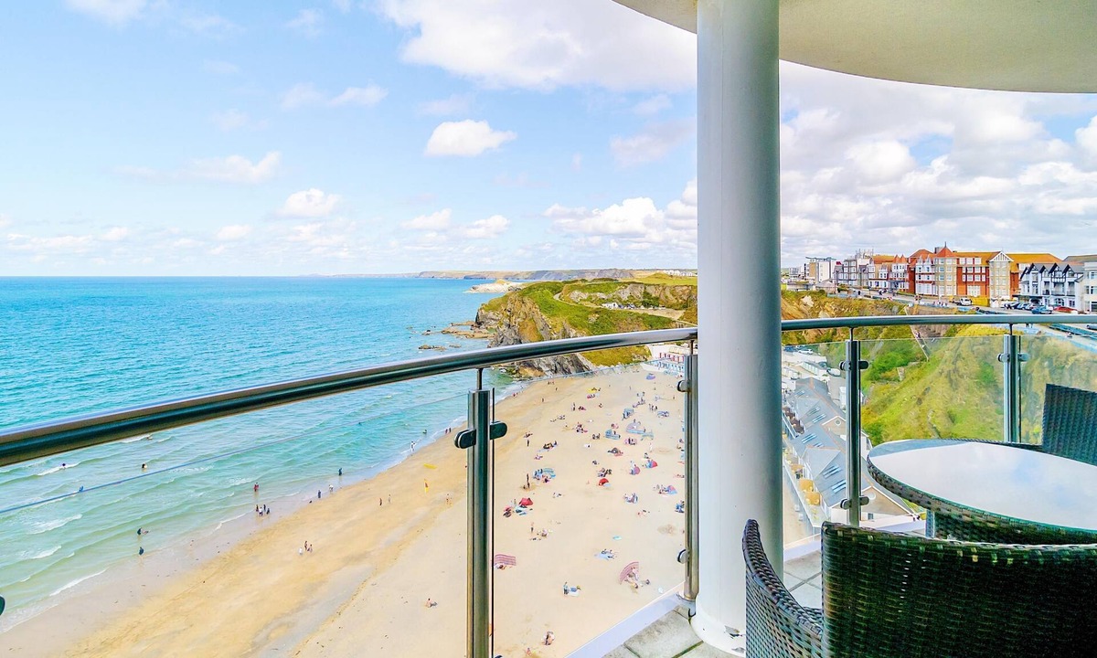 Newquay City Centre Apartment | Spacious apartment, breathtaking sea views, private secure parking.