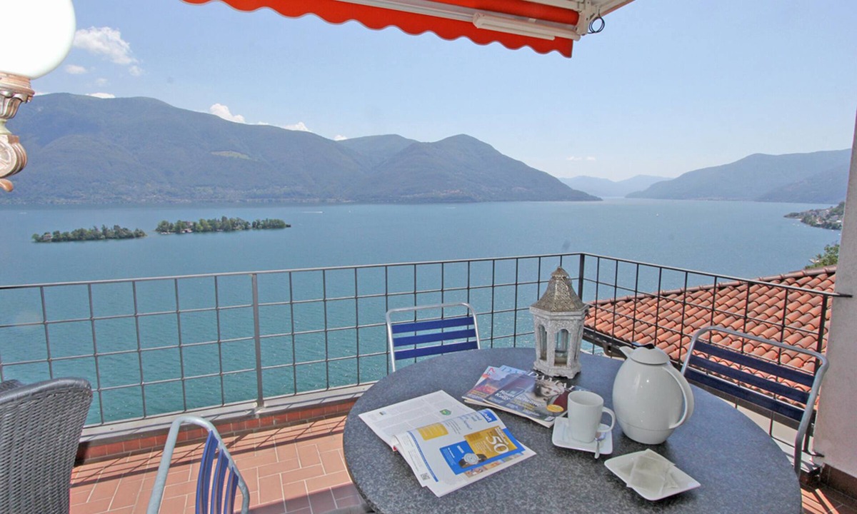 Ronco sopra Ascona Apartment | Spacious apartment with magnificent panoramic views of the Brissago Islands