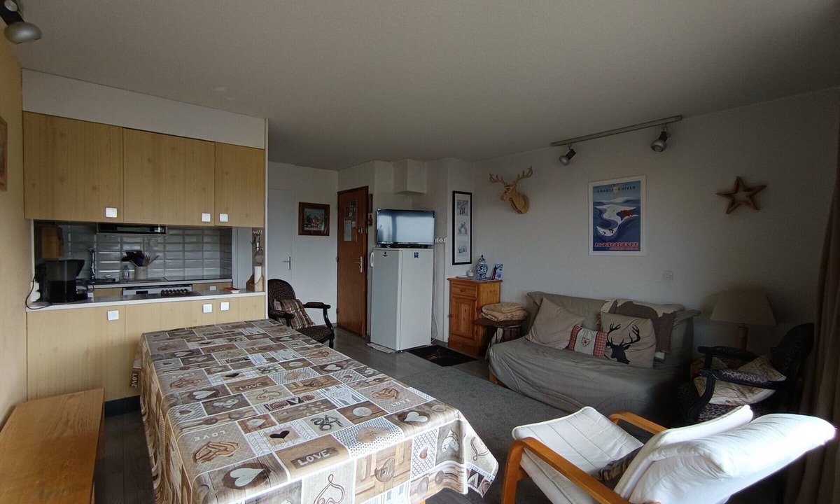 Montgenevre Apartment | Spacious apartment for 7 near slopes, pets allowed