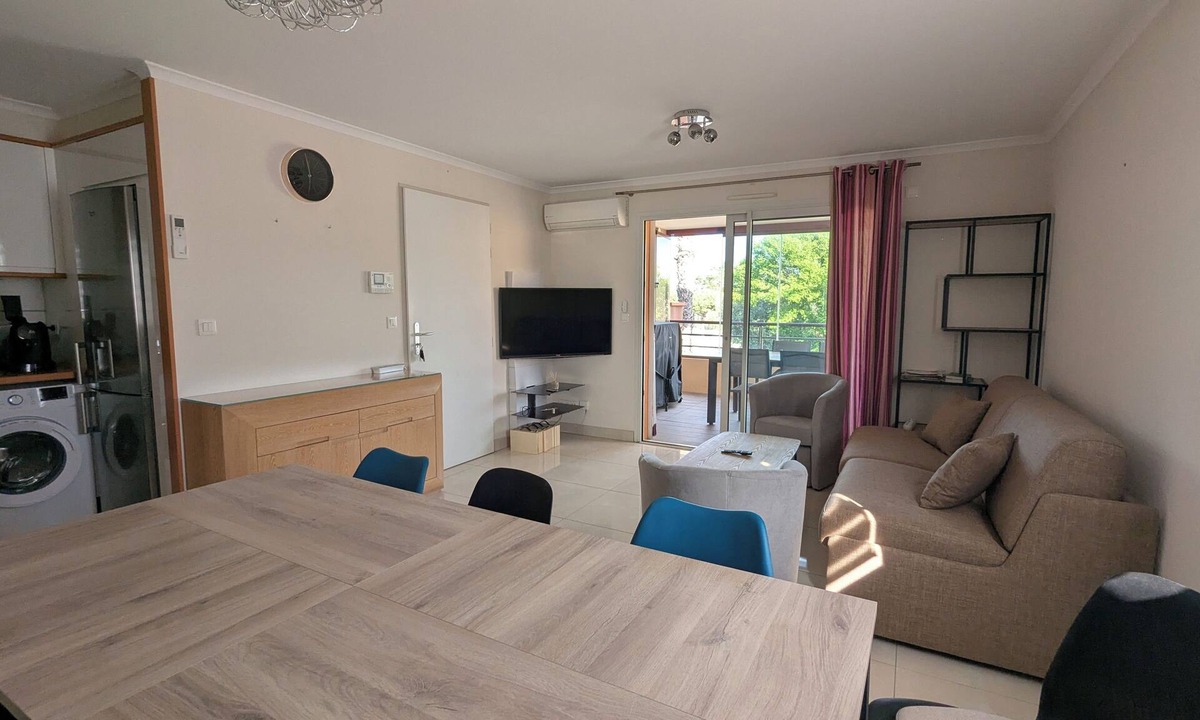 Valras-Plage Apartment | Spacious apartment with large balcony