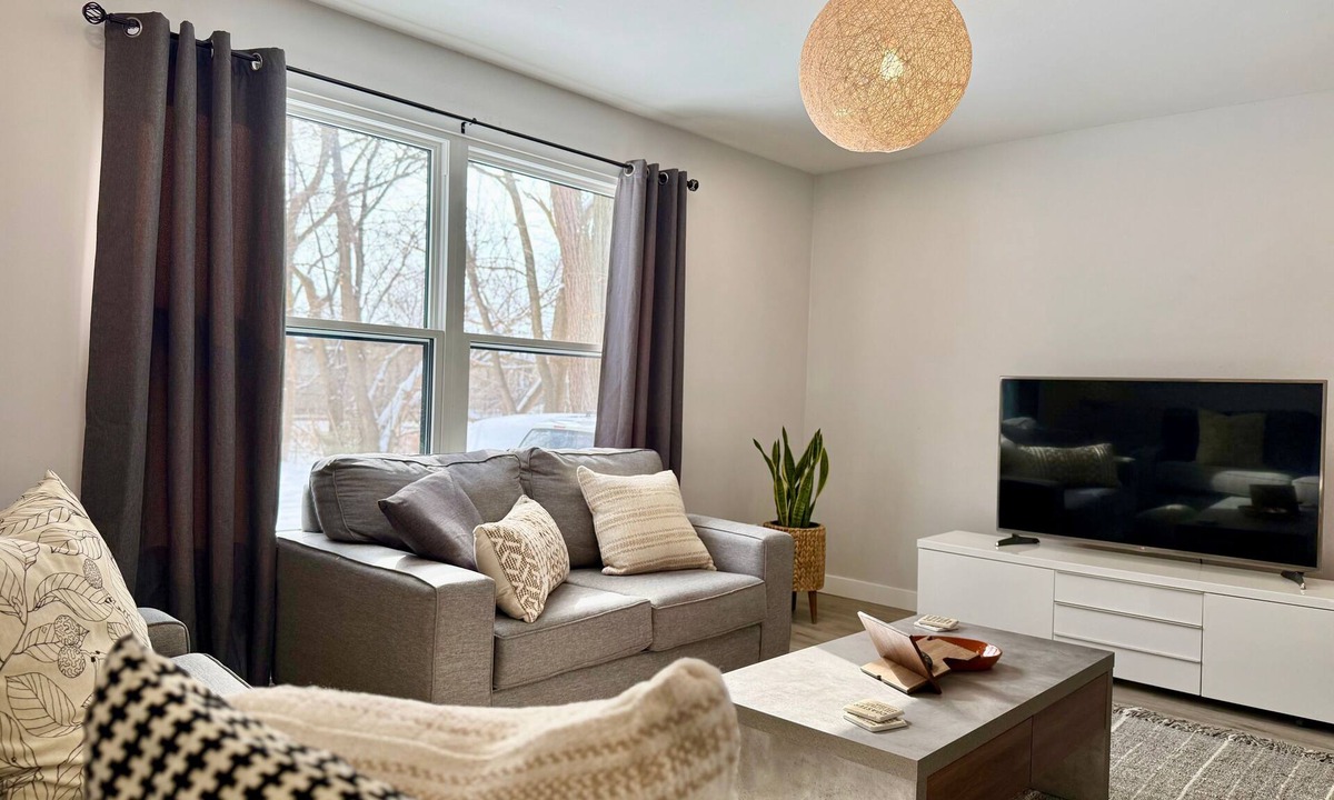 Chatham-Kent Apartment | Spacious Apartment in DT Chatham