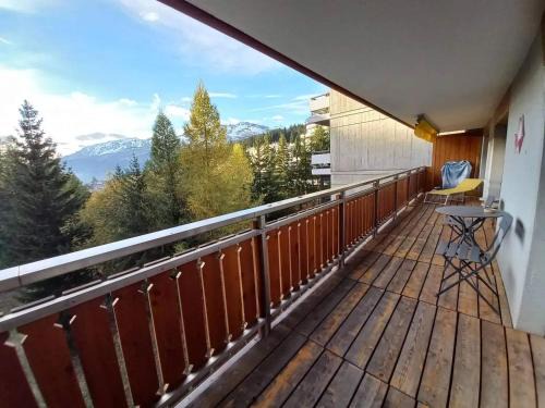 Noes Apartment | Spacious Apartment in Lens with Mountain View