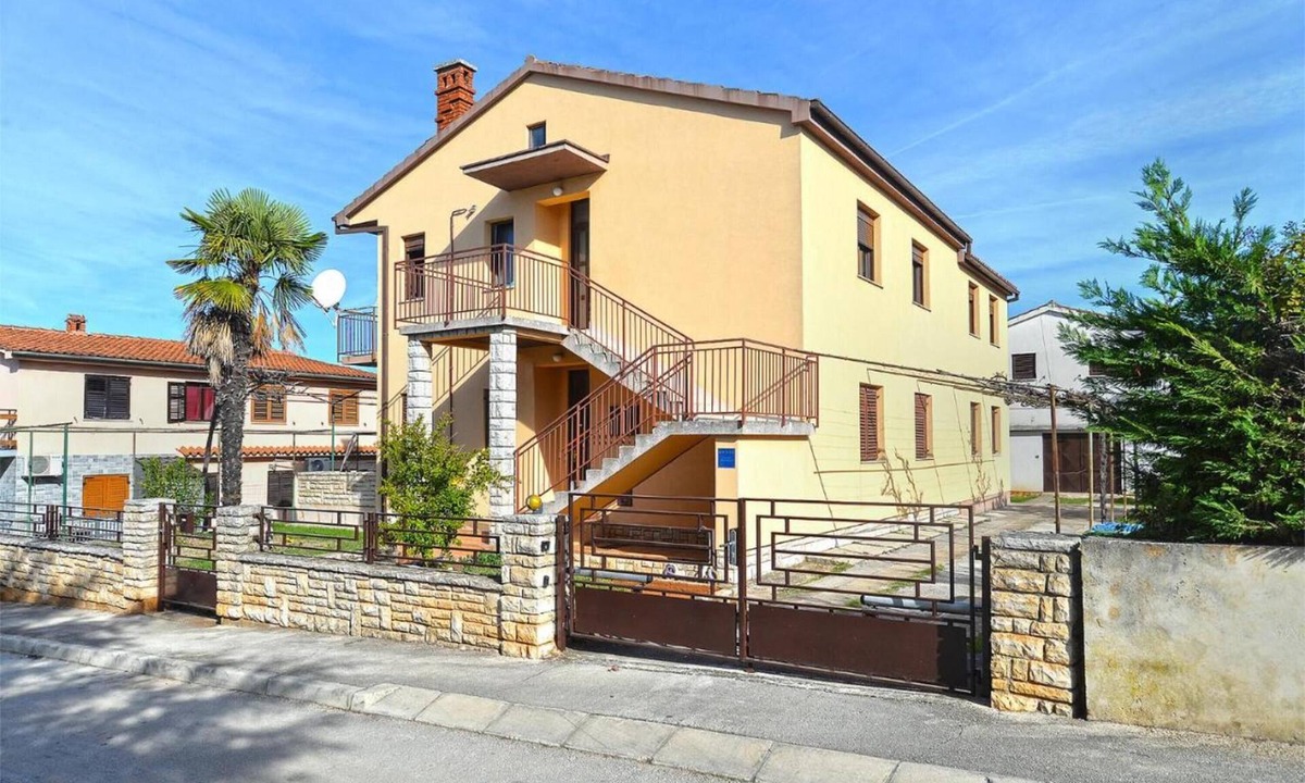 Peroj Apartment | Spacious apartment in Peroj with terrace