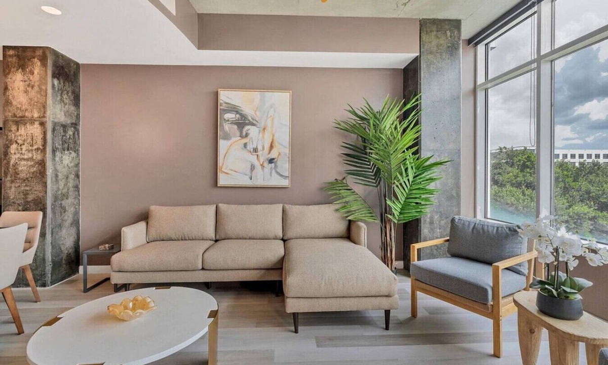 South Eola Apartment | Spacious Apartment Masterfully Decorated