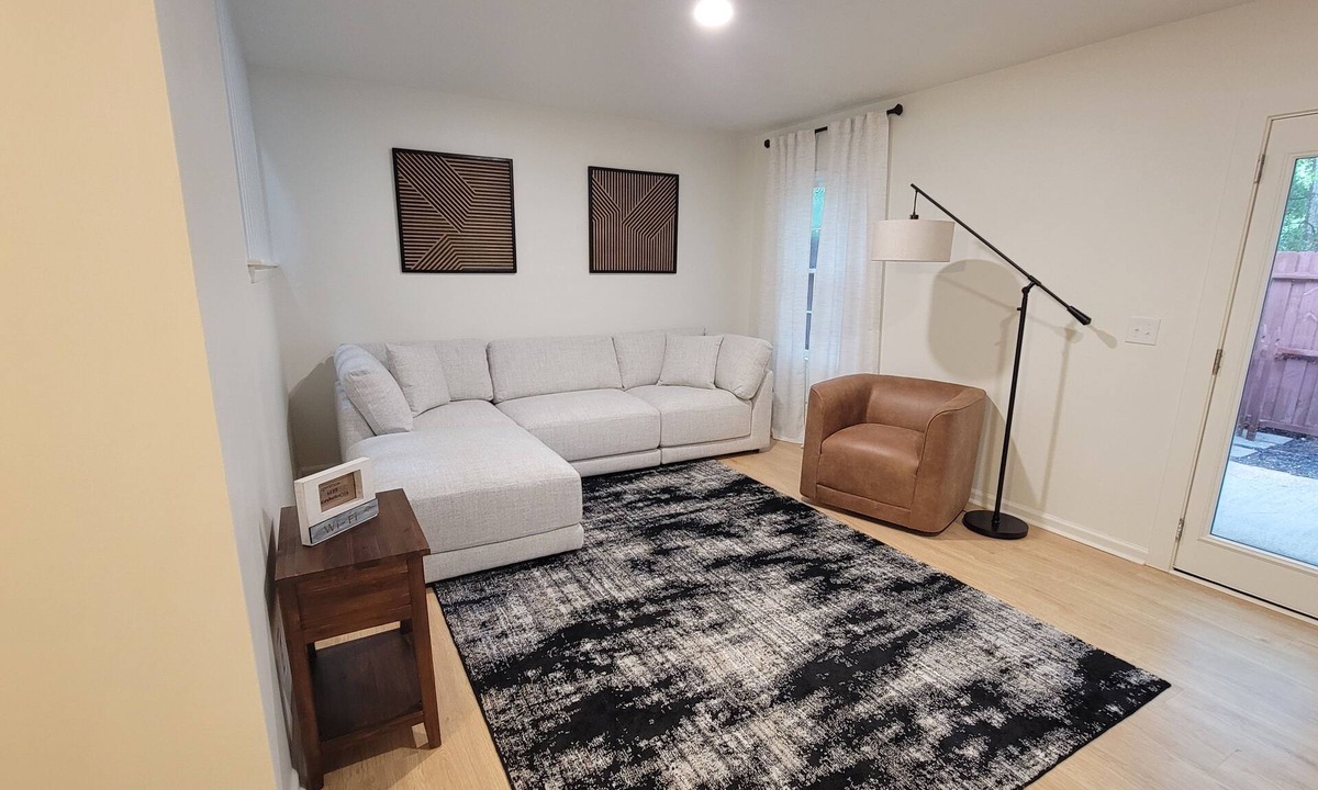 Drayton Apartment | Spacious Apartment With 2-King Master Bedroom Suits