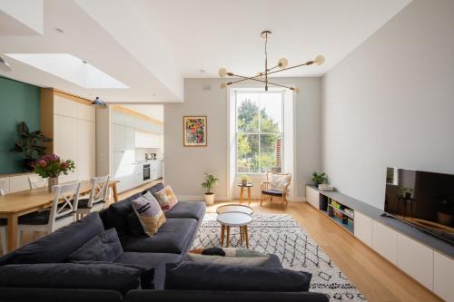 Kilburn Apartment | Spacious apartment with terrace