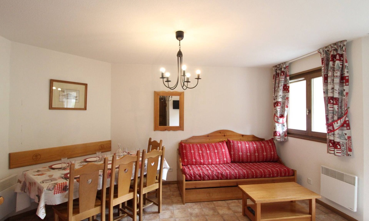 Val Cenis Apartment | Spacious Apt for 6 at slopeside with Parking & WIFI