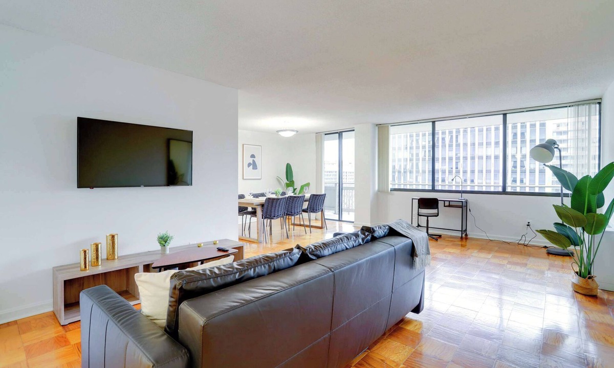Crystal City Apartment | Spacious Apt W Great Spaces & Facilities