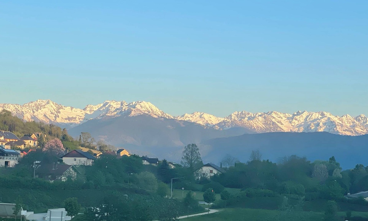 Saint-Jeoire-Prieure Apartment | Spacious, bright apartment with magnificent mountain views