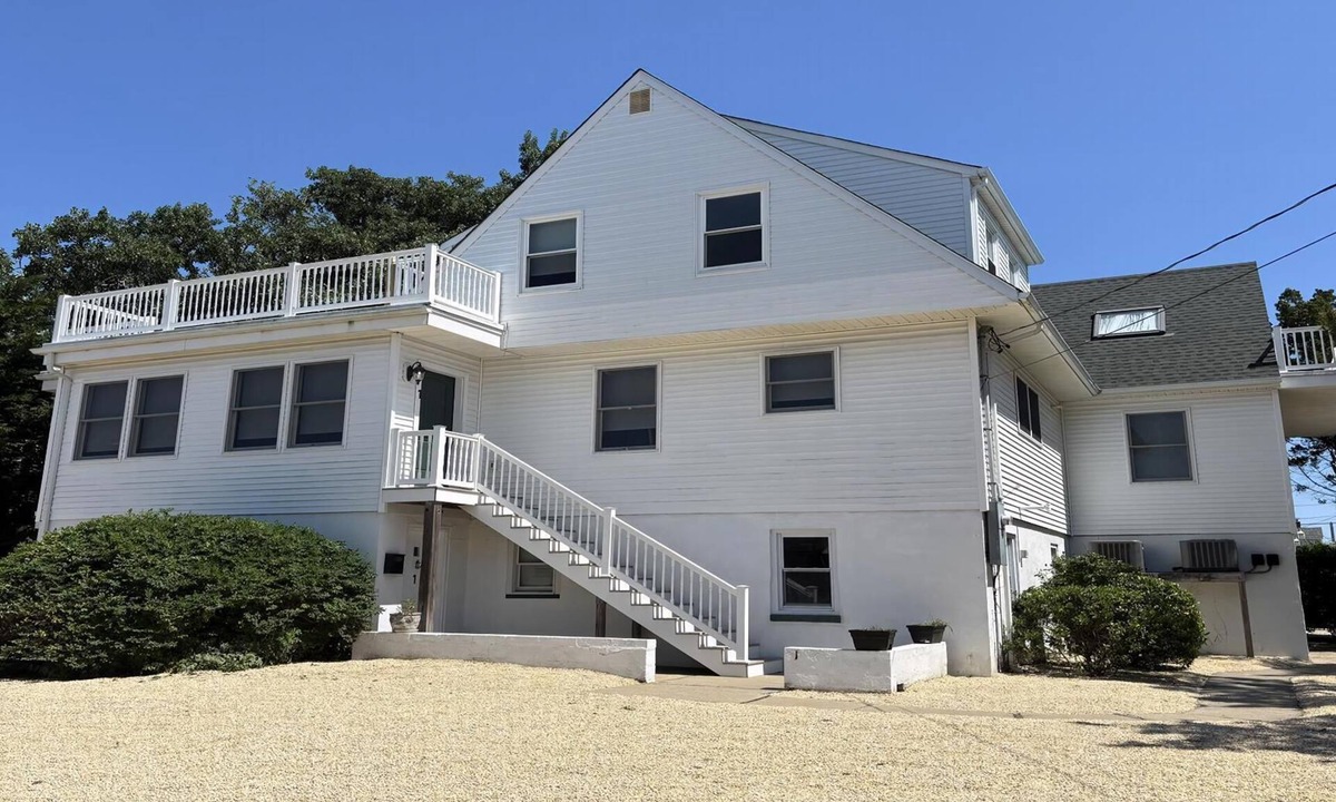 Beach Haven Gardens House | Spacious bay block 6 bedroom 4 bath home in Beach Haven Gardens