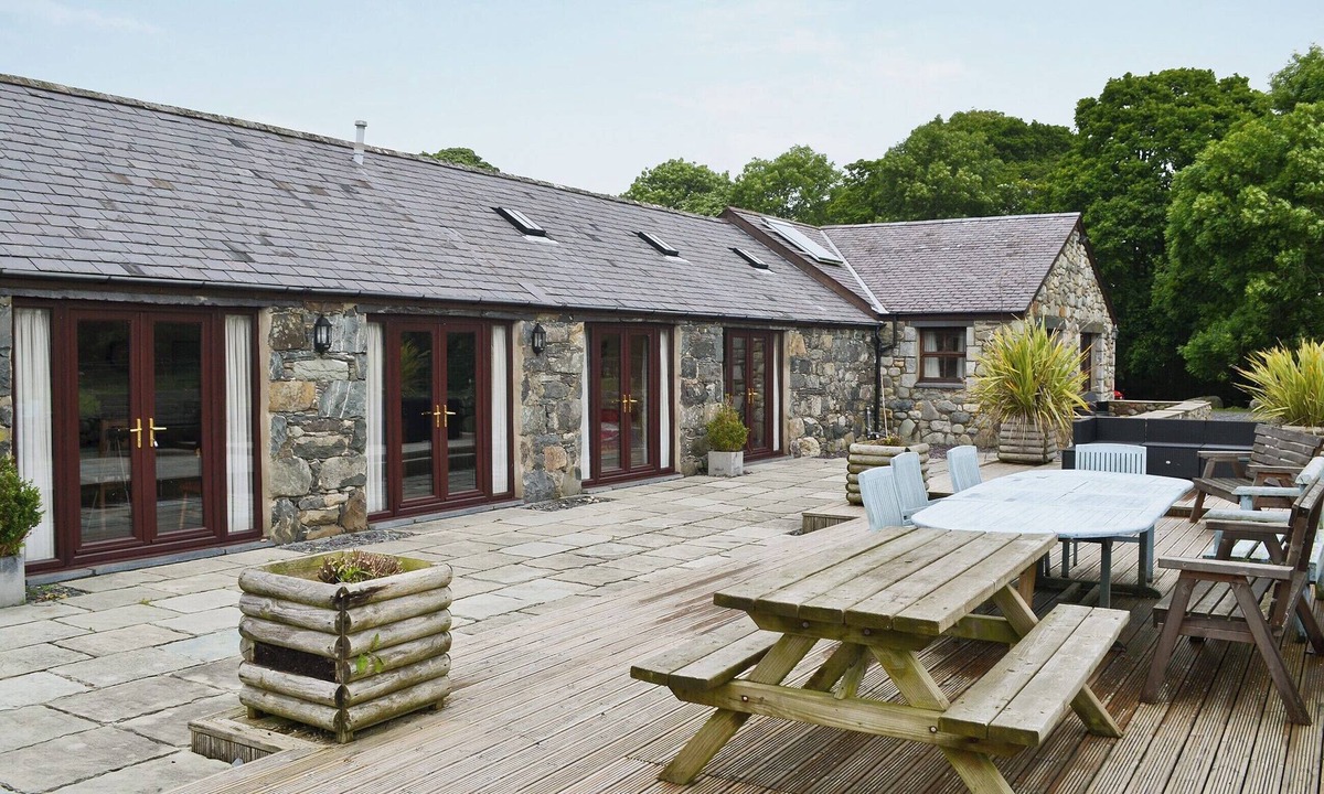Llanfaglan Cottage | Spacious barn conversion with a riverside location.