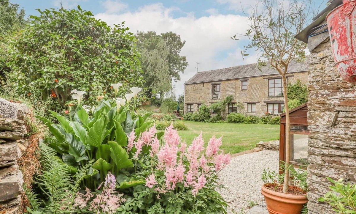 Pelynt House | Spacious barn conversion in quiet 2 acre gardens, Cornwall Coast Lily Cottage