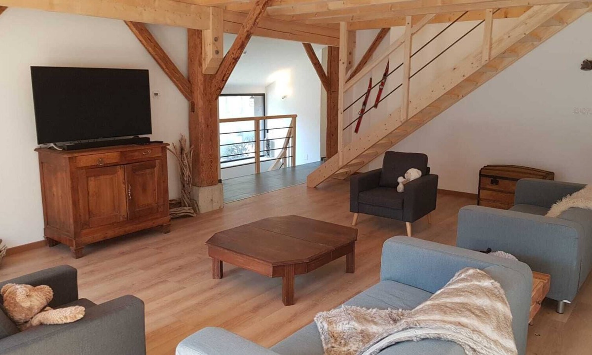 Allemond House | Spacious barn, panoramic mountain views and hot tub