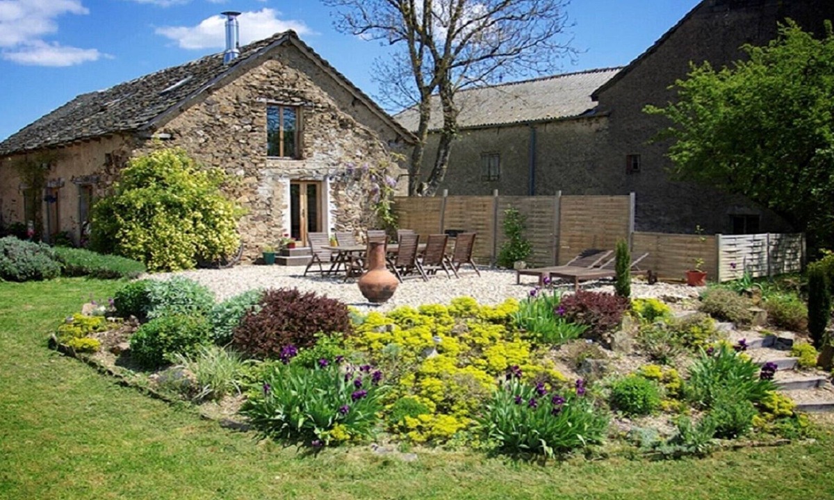 Pampelonne House | Spacious barn with shared pool in peaceful hamlet location