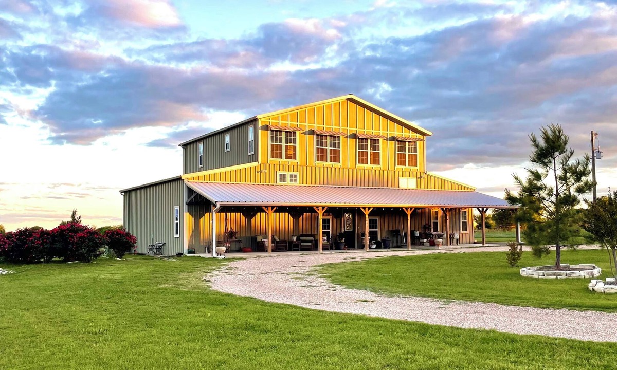McLennan County House | Spacious Barndominium with Wifi, Hot Tub