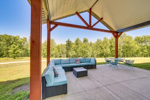 Omaha House | Spacious Barndominium Near Branson w/Game Rooms