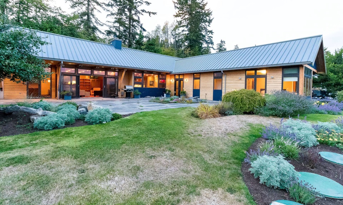 Anacortes House | Spacious bayfront home w/sauna, patio, views, & easy beach access