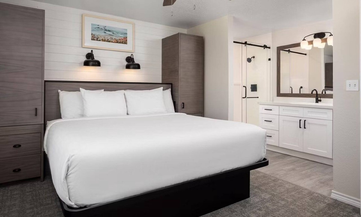 Galveston Hotel | Spacious Beach Resort Stay w/Full Kitchen, Dining & Sports Courts!