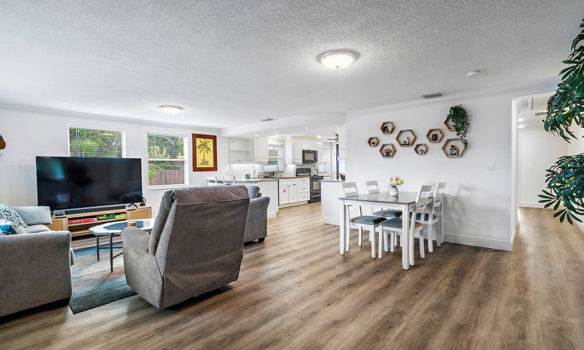 Anona House | Spacious Beach Retreat Near Clearwater & Indian Rocks