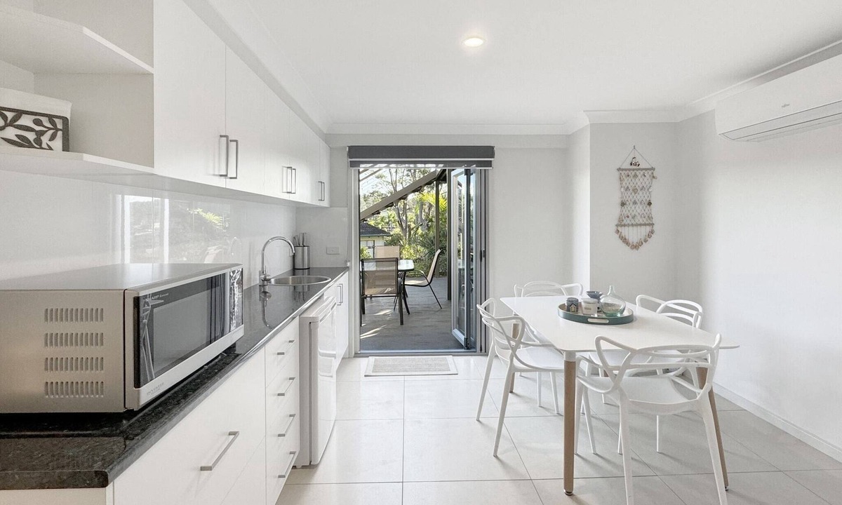 Surf Beach Apartment | Spacious Beach Studio With Alfresco Dining