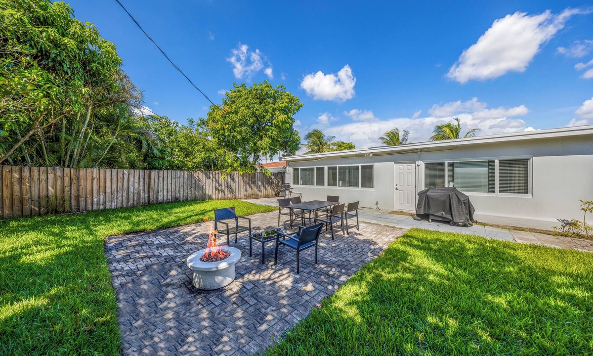 North Andrews Gardens House | Spacious Beach Vacation Getaway w/Backyard BBQ - 10mins to Beach/FLL Airport