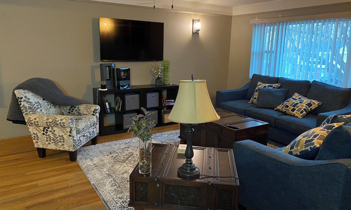 Southeast Omaha Apartment | Spacious Beautiful Omaha Retreat - 2BR/1BA Apartment with All-Inclusive