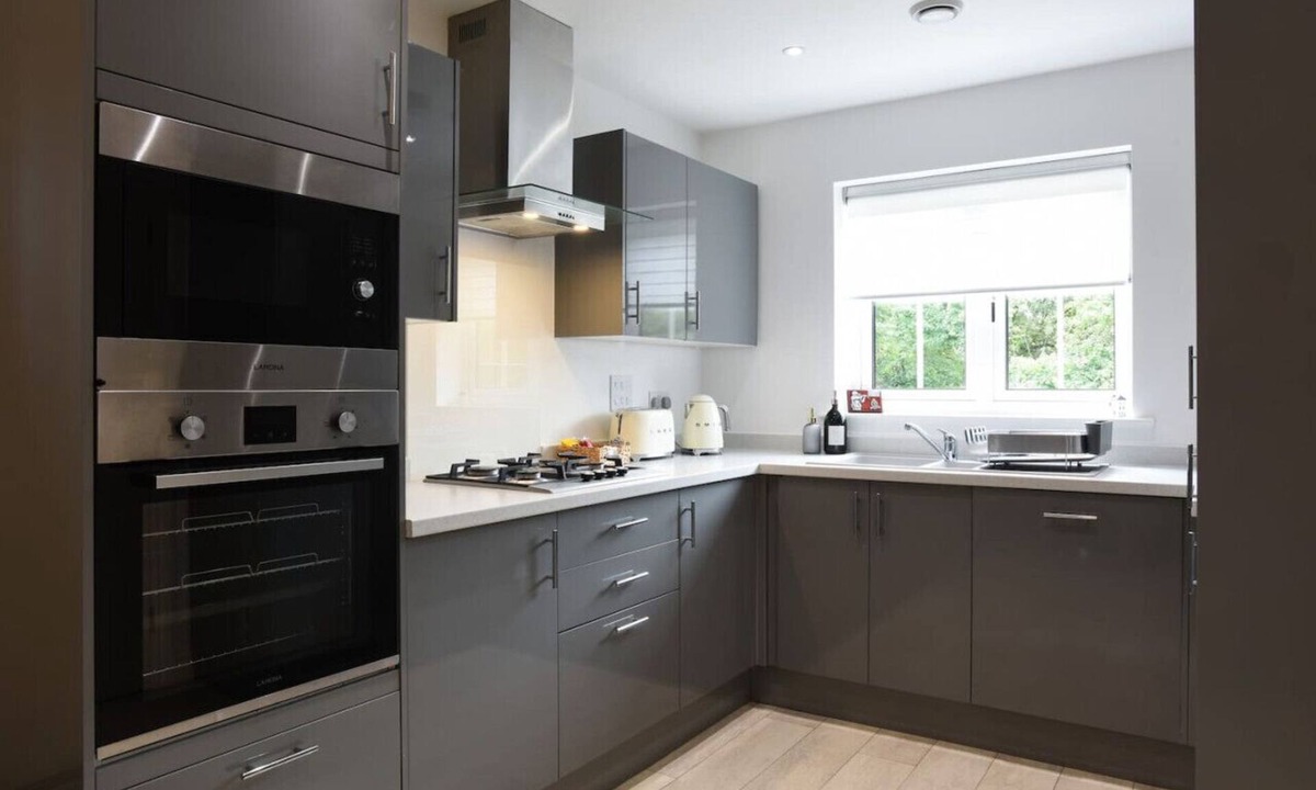 West End House | Spacious Bedroom with En-Suite | Contractor Friendly