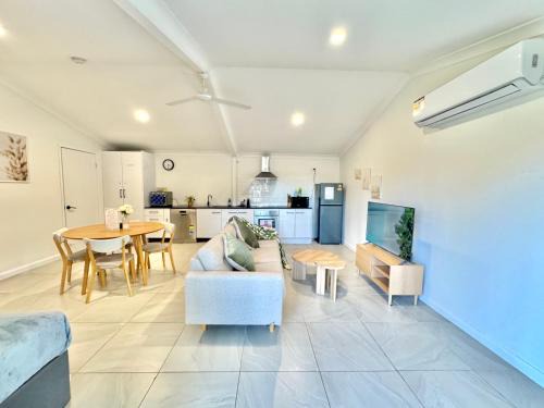 Belmont House | Spacious Belmont Granny Flat Easy Access to CBD & Bayside