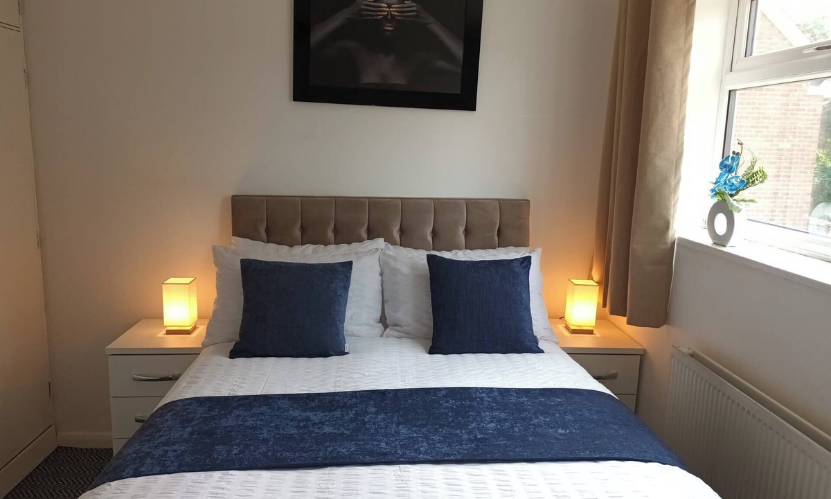 Stonnall House | Spacious Birmingham House - 7 Guests -Free Parking