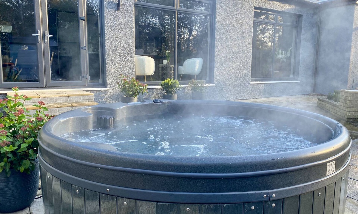 Duddingston Villa | Spacious, Boujee Villa with Garden and Hot Tub