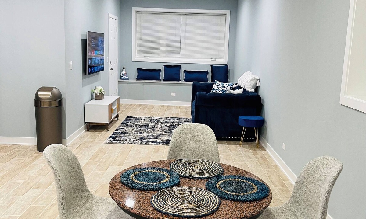 South Austin Apartment | Spacious brand new condo - 15 mins from downtown Chicago! Sleeps 4