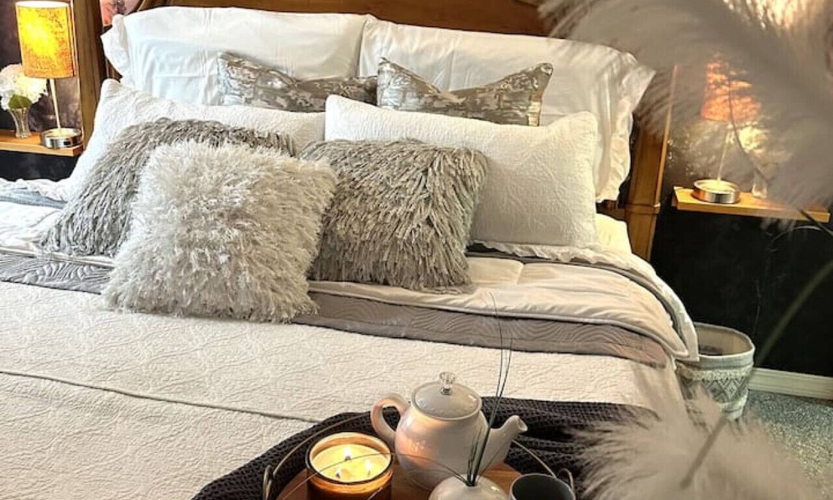 Lynden House | Spacious! Breakfast, Comfy, Location!