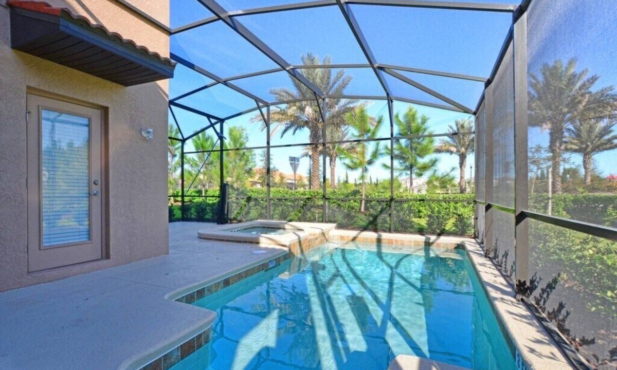 Loughman House | Spacious & Bright 5 Bedroom Home! Family Resort with a Ton of Amenities! Close to Clubhouse, Free Wifi!