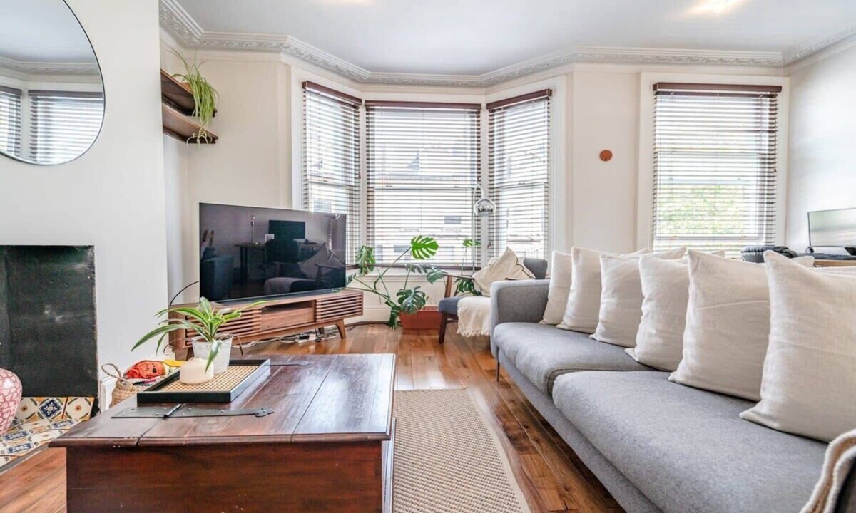 Kilburn Apartment | Spacious & Bright Balcony Apartment in Hampstead