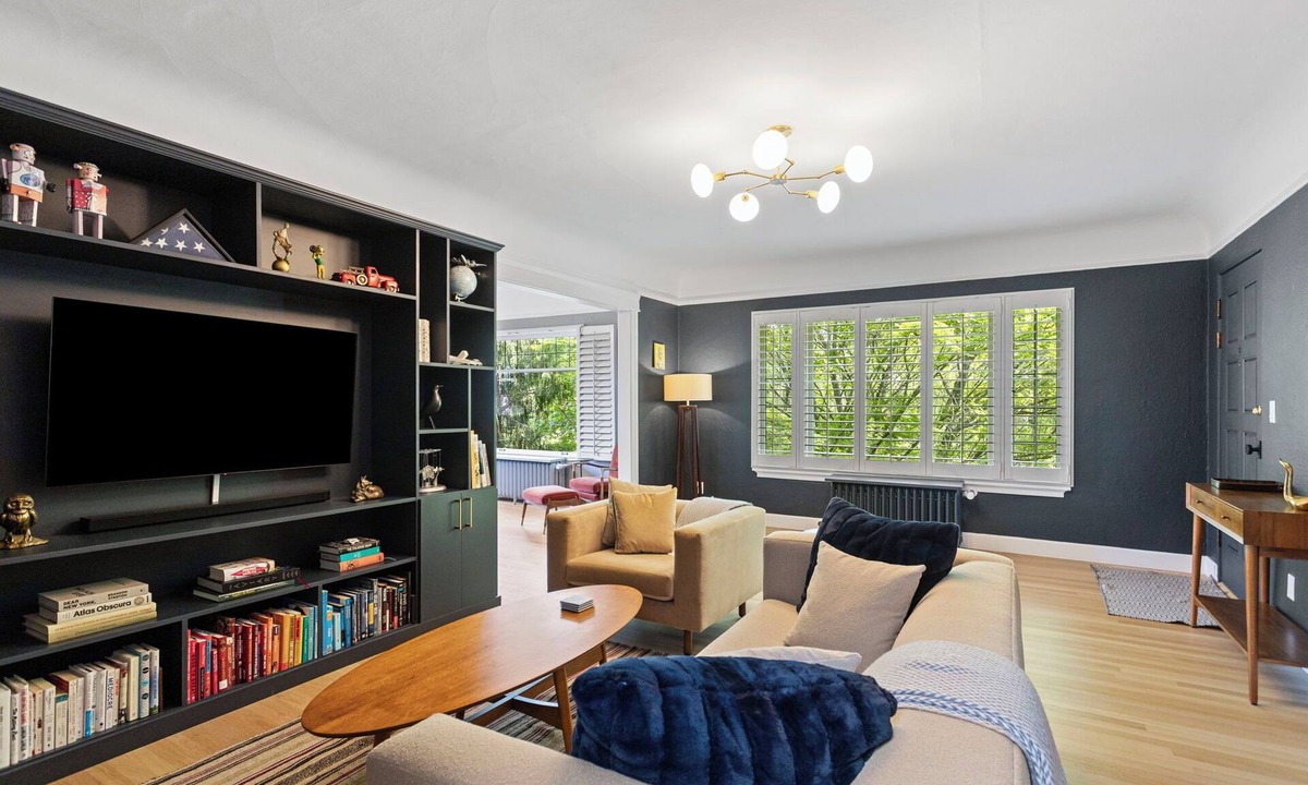Eastlake Condo | Spacious, Bright Eastlake Stay +Parking, WFH Ready