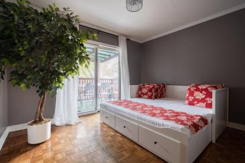 Woodbridge House | Spacious Bright Home In Woodbridge