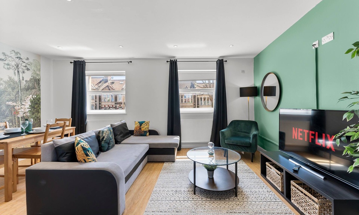 Staple Hill Apartment | Spacious Bristol Apartment - Parking & WIFI