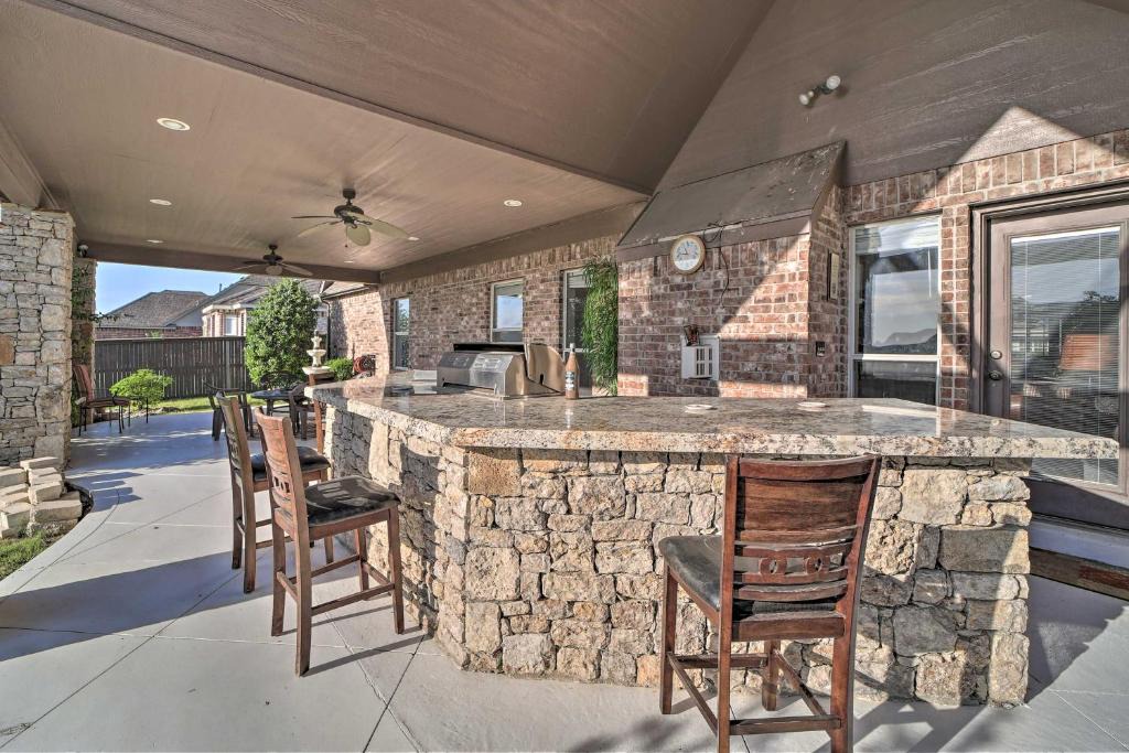 Broken Arrow House | Spacious Broken Arrow Retreat Yard and Grill!
